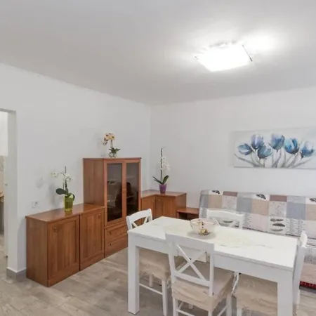 Comfortable In Umag With Parking Space Murine