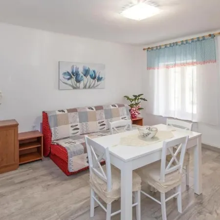 Comfortable In Umag With Parking Space Murine