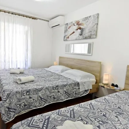 Daire Comfortable In Umag With Parking Space Murine