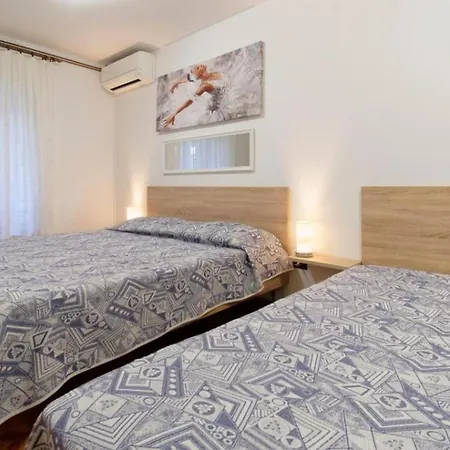 Comfortable In Umag With Parking Space Апартаменты